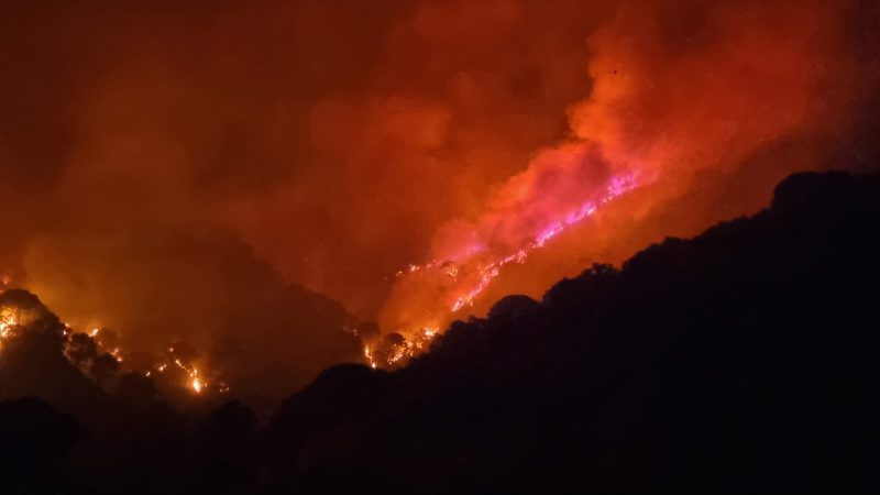 L’incendio all’ex discarica preoccupa anche i medici ISDE: “Si dichiari stato d’emergenza”